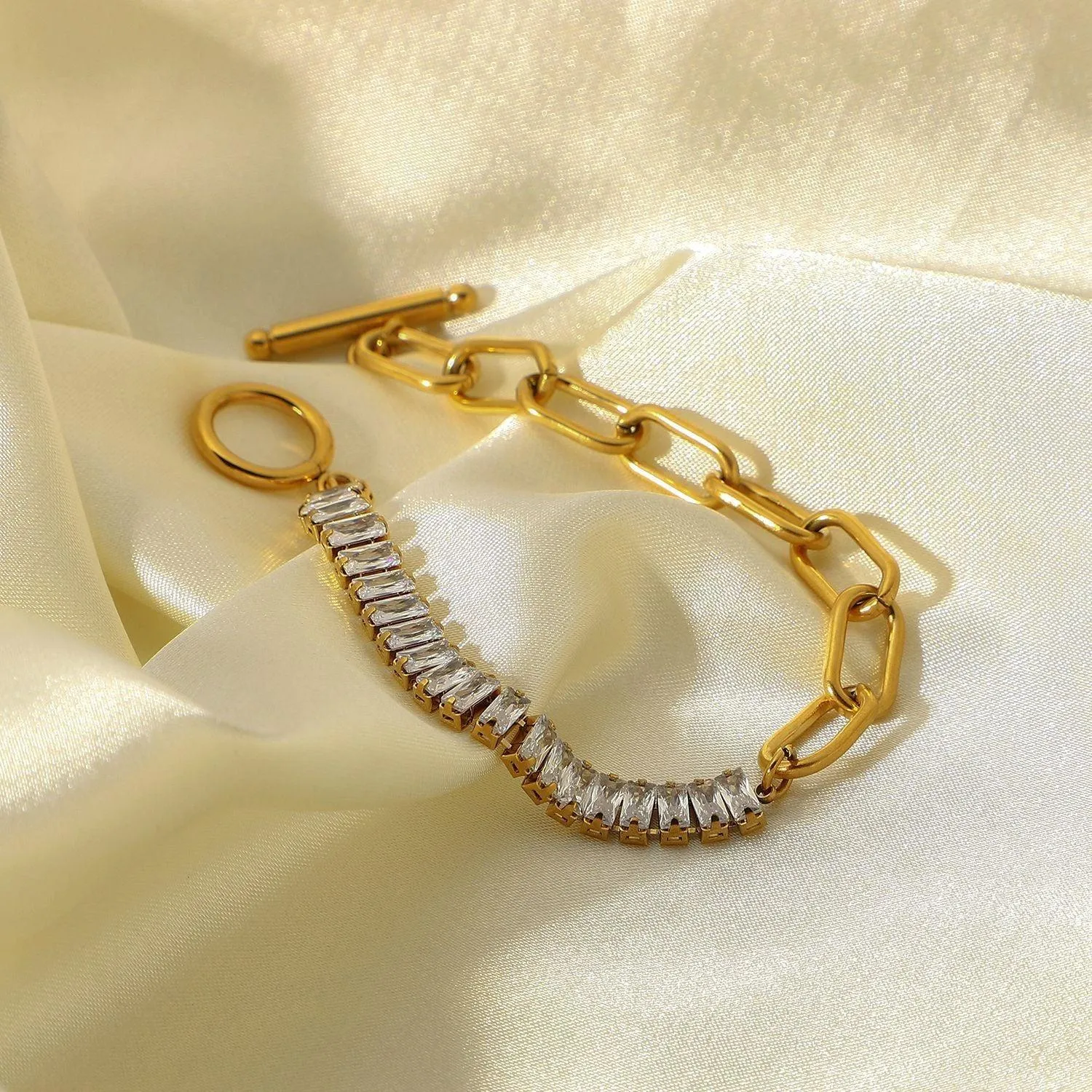 B11.18K Gold Exaggerated OT Buckle Design Bracelet