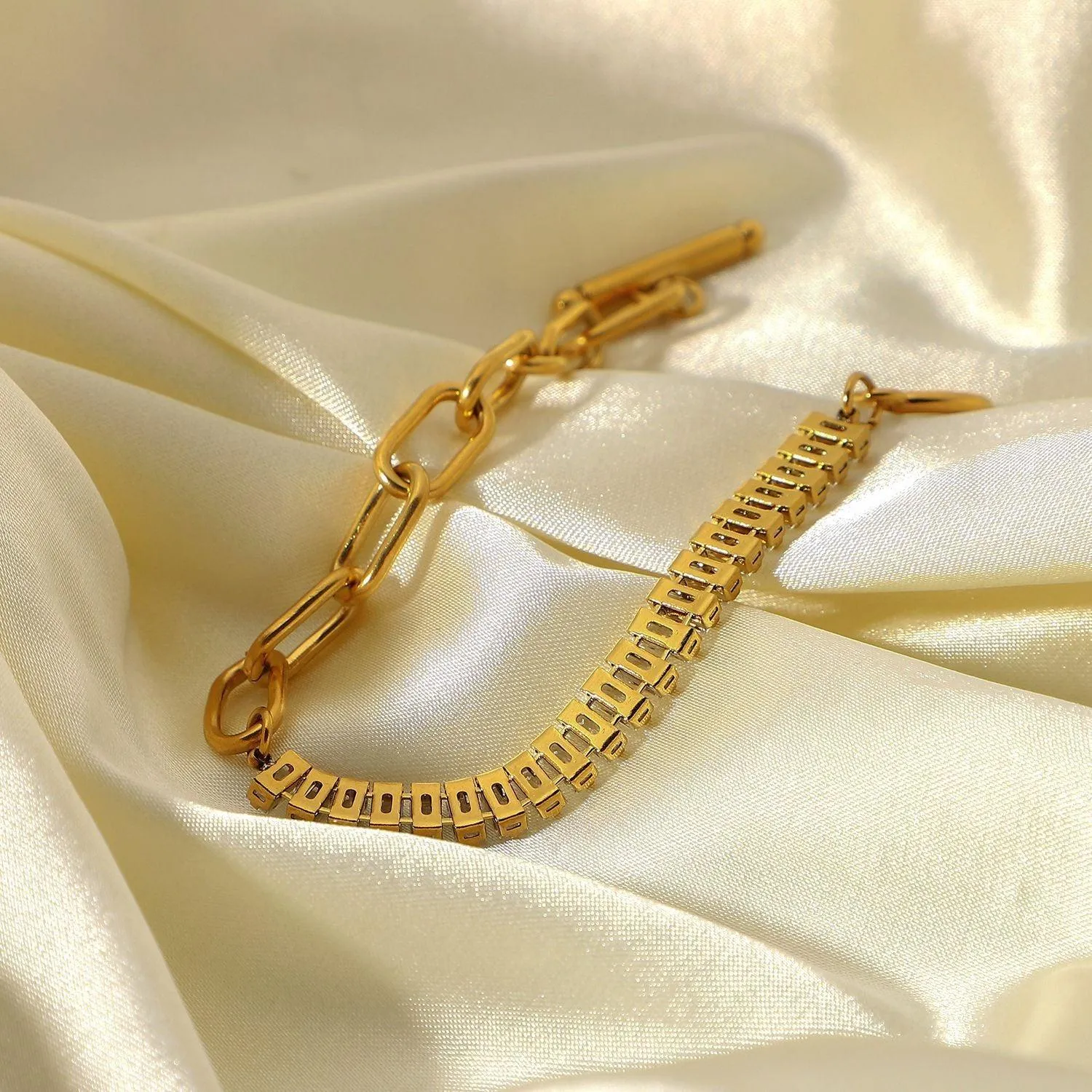 B11.18K Gold Exaggerated OT Buckle Design Bracelet