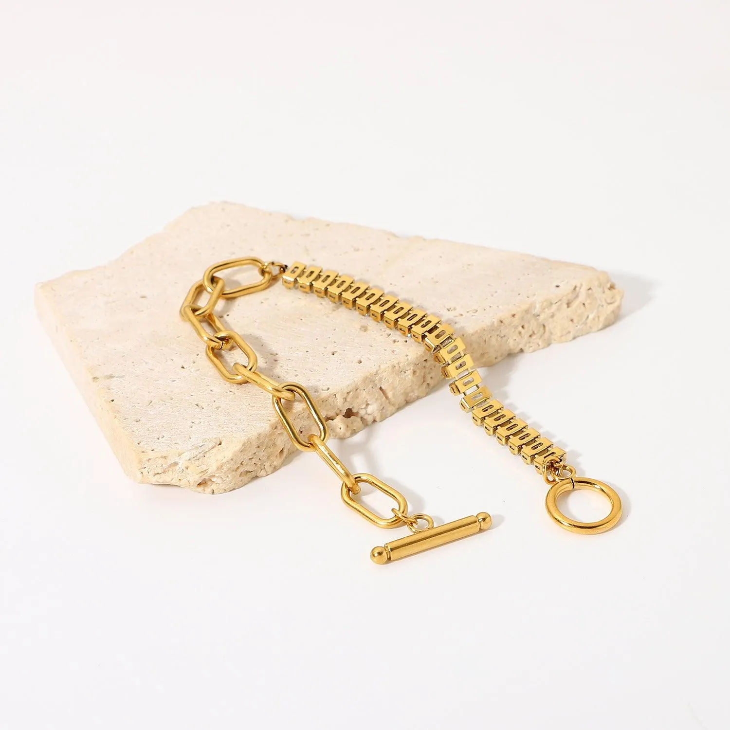 B11.18K Gold Exaggerated OT Buckle Design Bracelet